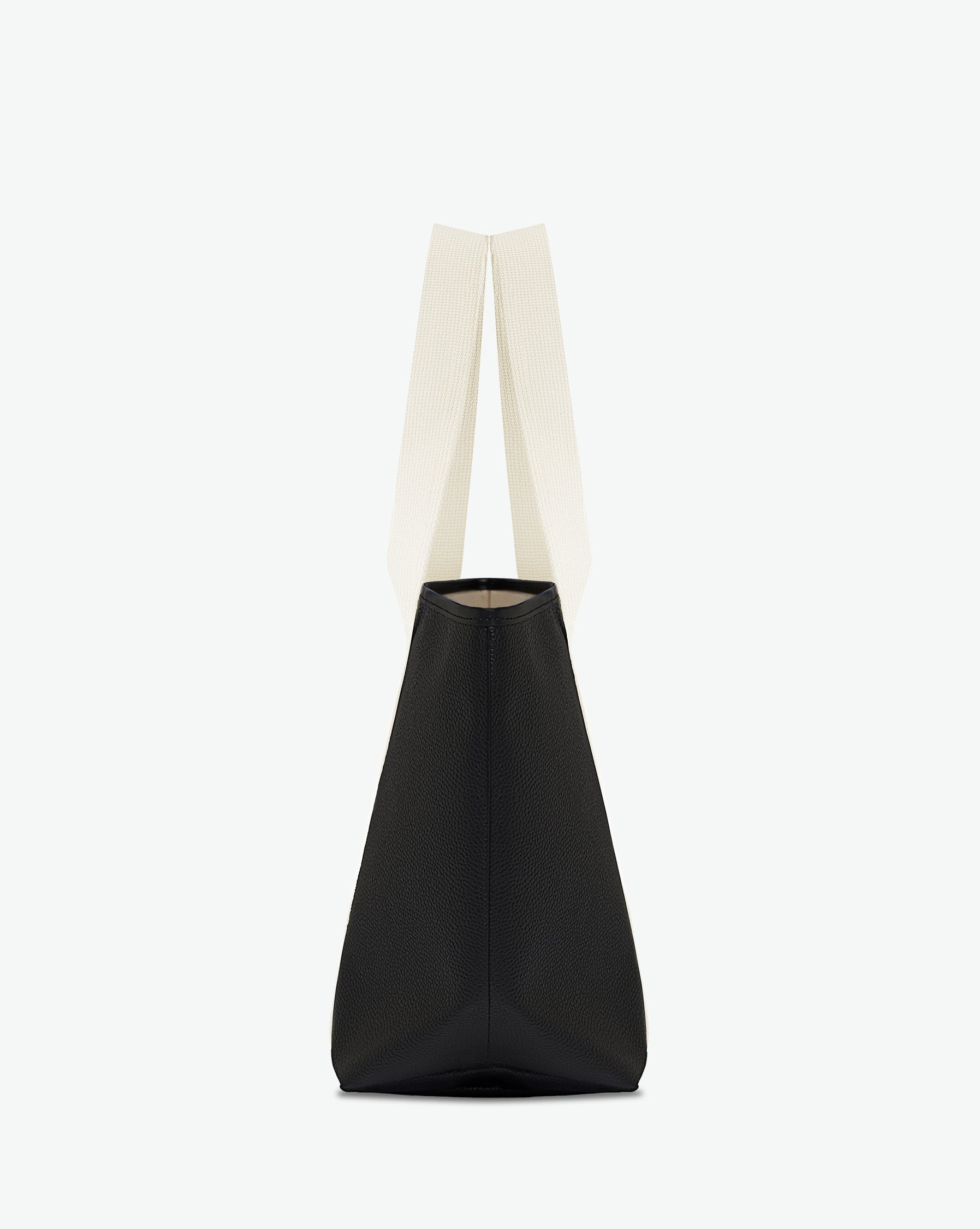 Sac porté épaule en toile enduite grainée, à fond rectangulaire et dans une taille M, et aux poignées longues de couleur à l'aspect coton faisant le tour du sac.