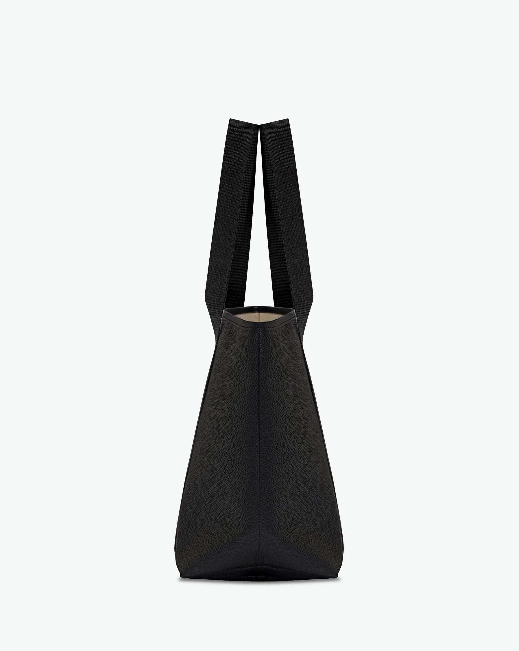 Sac porté épaule en toile enduite grainée, à fond rectangulaire et dans une taille M, et aux poignées longues de couleur à l'aspect coton faisant le tour du sac.
