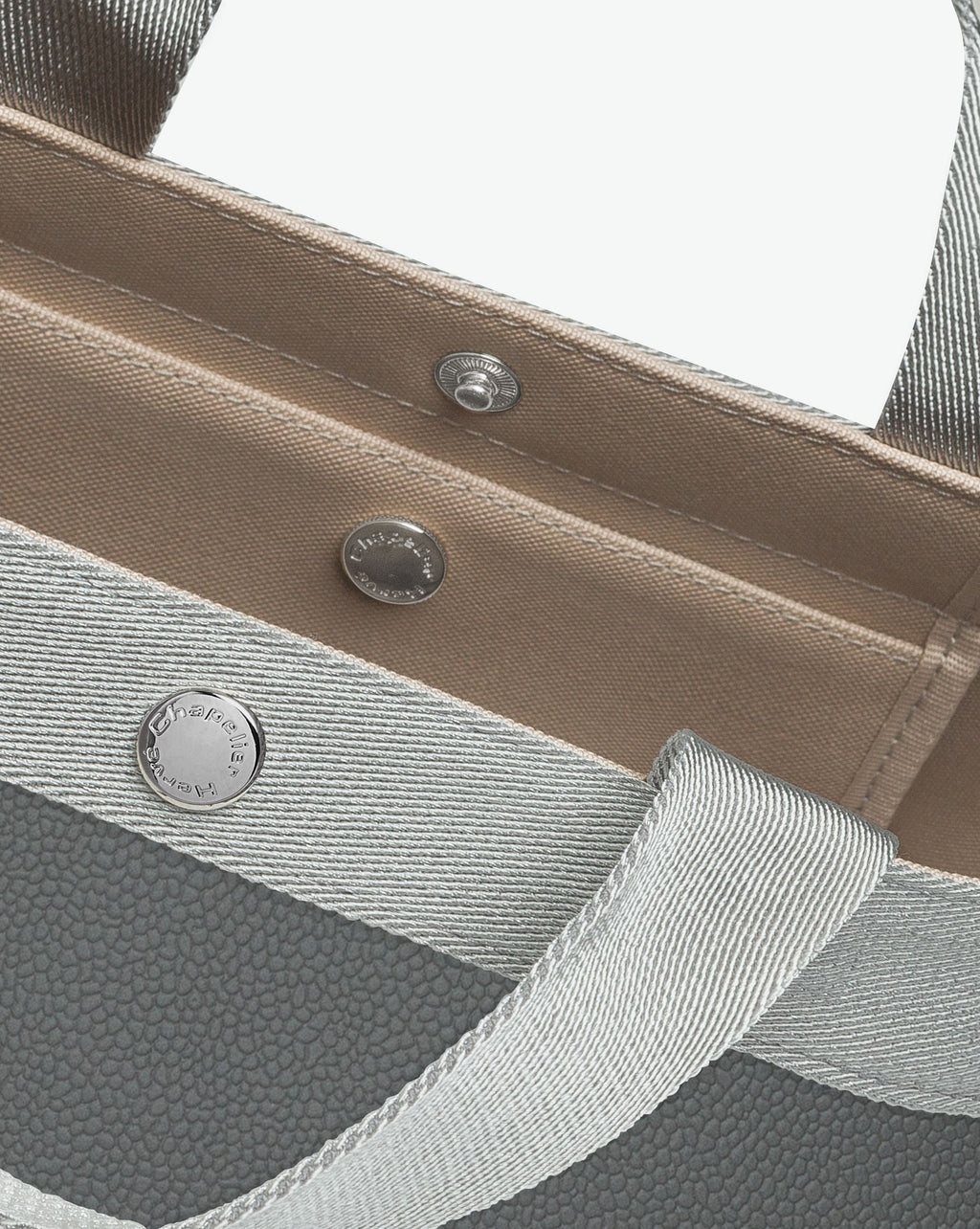 Sac à main en toile enduite grainée en taille S, au fond carré et aux poignées courtes de couleur à l'aspect coton, ainsi qu'à la poche intérieure avec bouton pression.