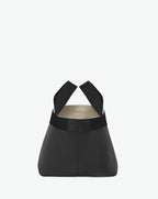 Sac à main en toile enduite grainée en taille S, au fond carré et aux poignées courtes de couleur à l'aspect coton, ainsi qu'à la poche intérieure avec bouton pression.