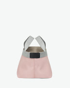Sac à main en toile enduite grainée en taille S, au fond carré et aux poignées courtes de couleur à l'aspect coton, ainsi qu'à la poche intérieure avec bouton pression.