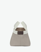 Sac à main en toile enduite grainée en taille S, au fond carré et aux poignées courtes de couleur à l'aspect coton, ainsi qu'à la poche intérieure avec bouton pression.