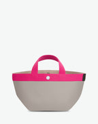 Sac à main en toile enduite grainée en taille S, au fond carré et aux poignées courtes de couleur à l'aspect coton, ainsi qu'à la poche intérieure avec bouton pression.