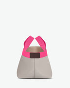 Sac à main en toile enduite grainée en taille S, au fond carré et aux poignées courtes de couleur à l'aspect coton, ainsi qu'à la poche intérieure avec bouton pression.