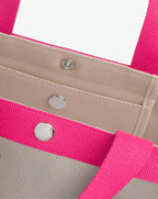 Sac à main en toile enduite grainée en taille S, au fond carré et aux poignées courtes de couleur à l'aspect coton, ainsi qu'à la poche intérieure avec bouton pression.