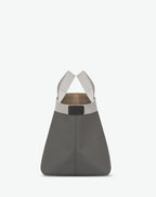 Sac à main en toile enduite grainée en taille M, au fond carré et aux poignées courtes de couleur à l'aspect coton, ainsi qu'à la poche intérieure avec bouton pression.