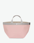Sac à main en toile enduite grainée en taille M, au fond carré et aux poignées courtes de couleur à l'aspect coton, ainsi qu'à la poche intérieure avec bouton pression.