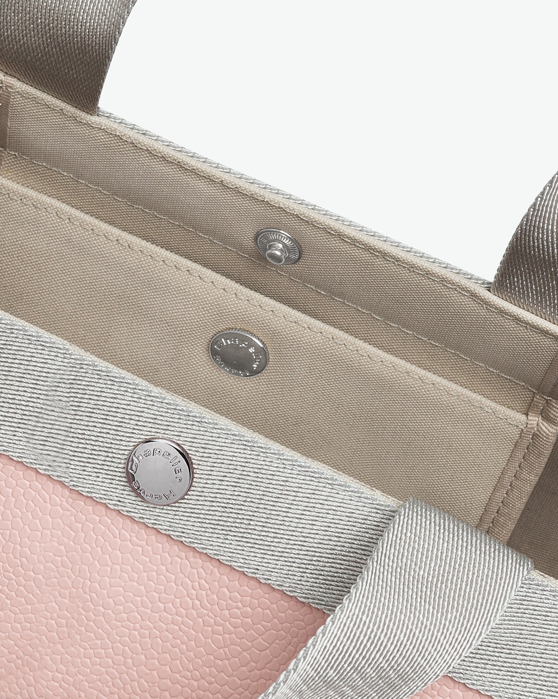 Sac à main en toile enduite grainée en taille M, au fond carré et aux poignées courtes de couleur à l'aspect coton, ainsi qu'à la poche intérieure avec bouton pression.