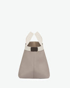 Sac à main en toile enduite grainée en taille M, au fond carré et aux poignées courtes de couleur à l'aspect coton, ainsi qu'à la poche intérieure avec bouton pression.