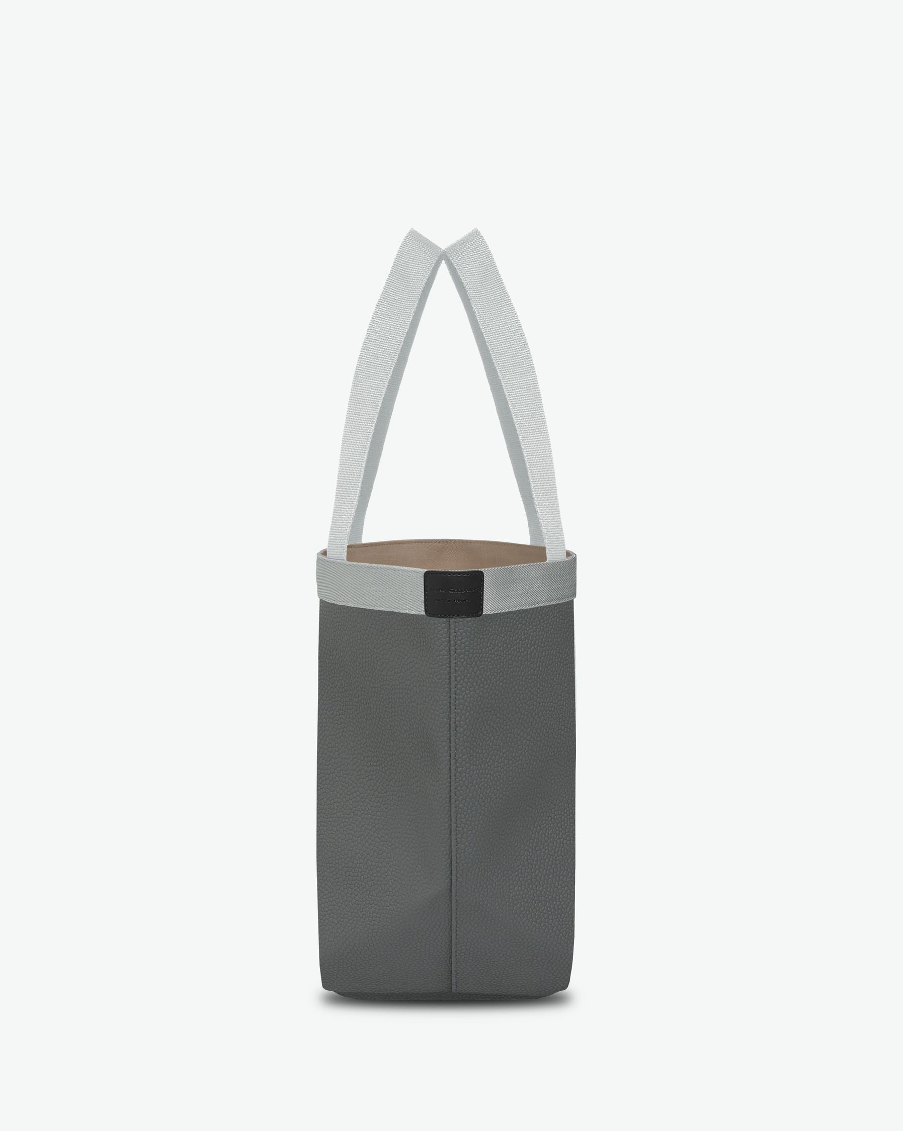 Sac à main en toile enduite grainée en taille L, au fond rectangulaire et aux poignées longues de couleur à l'aspect coton, ainsi qu'à la poche intérieure avec bouton pression.