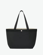 Sac à main en toile enduite grainée en taille L, au fond rectangulaire et aux poignées longues de couleur à l'aspect coton, ainsi qu'à la poche intérieure avec bouton pression.