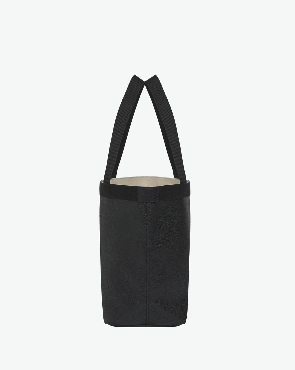 Sac à main en toile enduite grainée en taille L, au fond rectangulaire et aux poignées longues de couleur à l'aspect coton, ainsi qu'à la poche intérieure avec bouton pression.