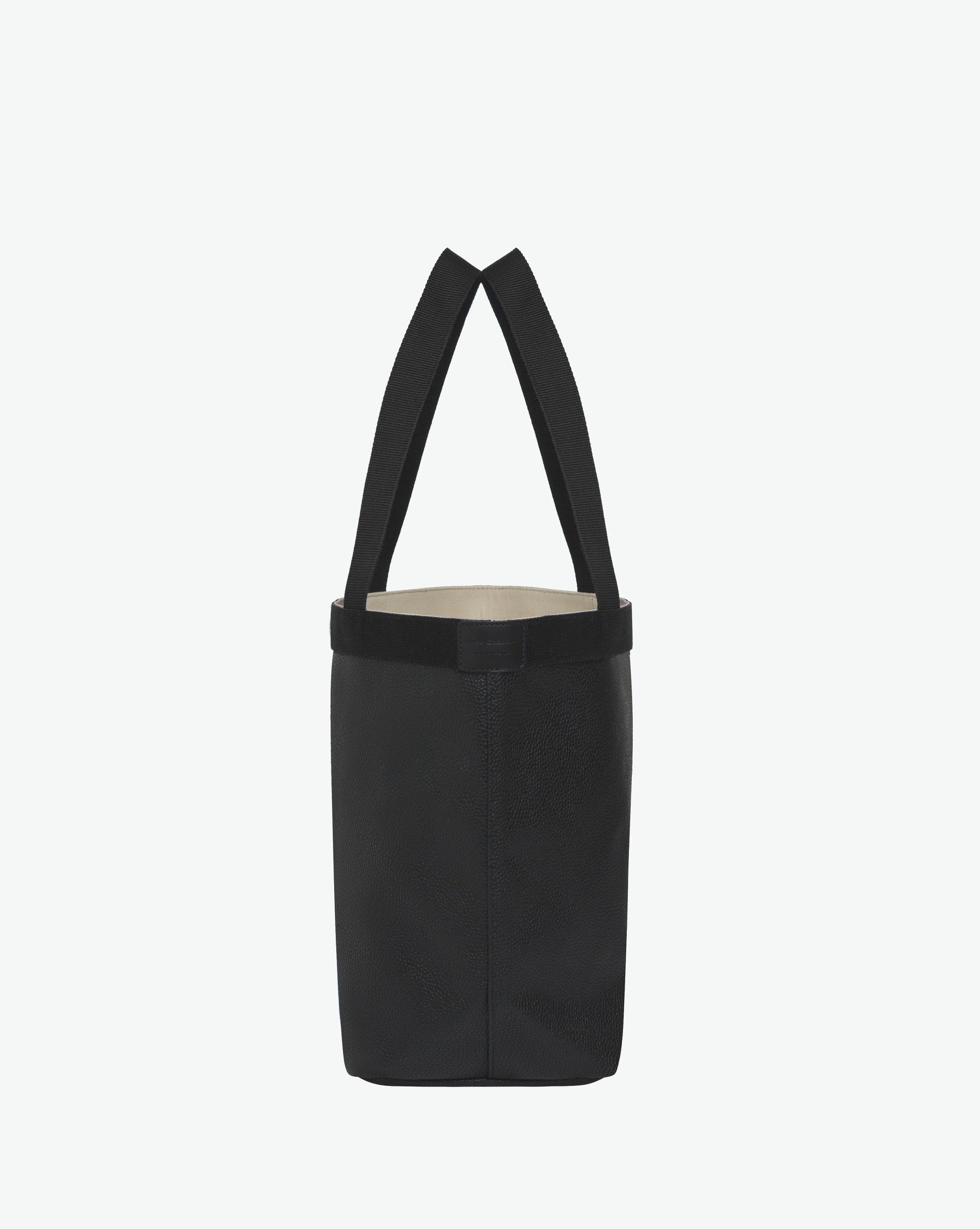 Sac à main en toile enduite grainée en taille L, au fond rectangulaire et aux poignées longues de couleur à l'aspect coton, ainsi qu'à la poche intérieure avec bouton pression.