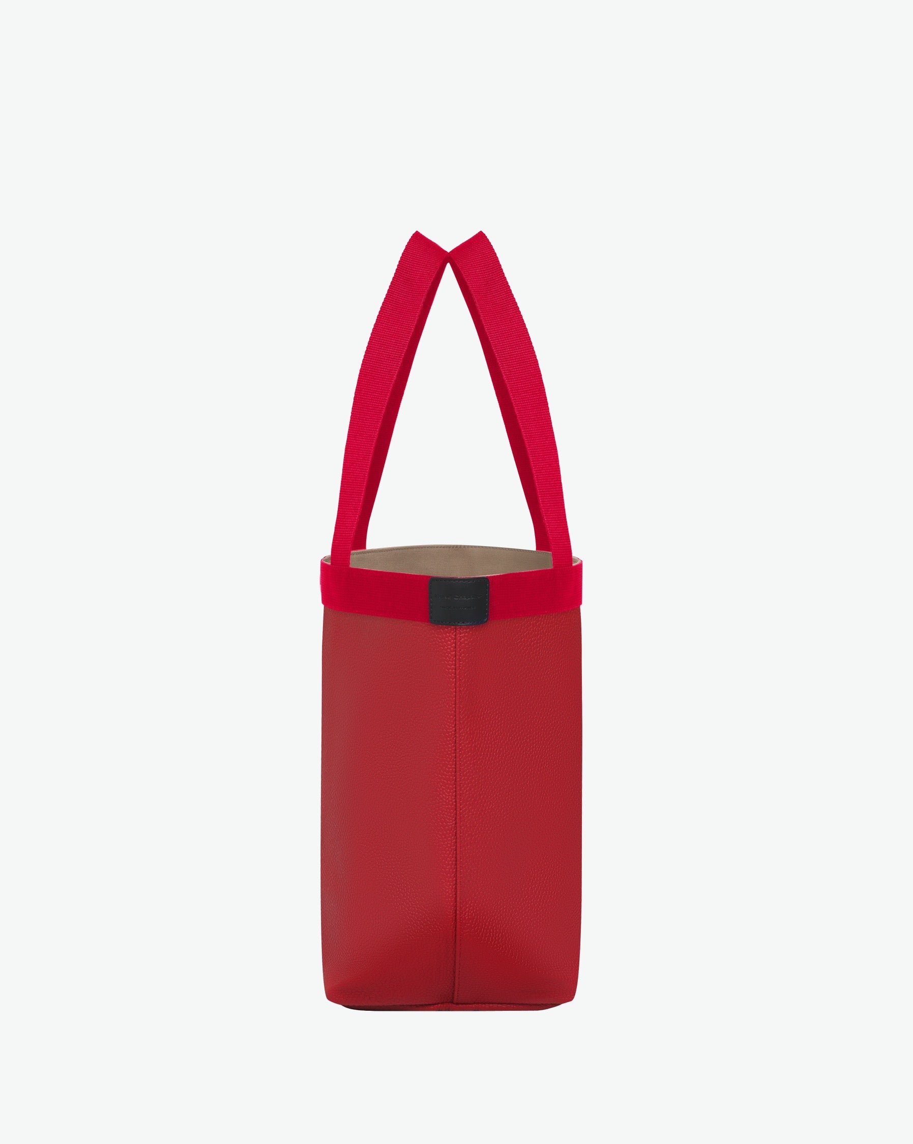 Sac à main en toile enduite grainée en taille L, au fond rectangulaire et aux poignées longues de couleur à l'aspect coton, ainsi qu'à la poche intérieure avec bouton pression.