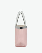 Sac à main en toile enduite grainée en taille L, au fond rectangulaire et aux poignées longues de couleur à l'aspect coton, ainsi qu'à la poche intérieure avec bouton pression.