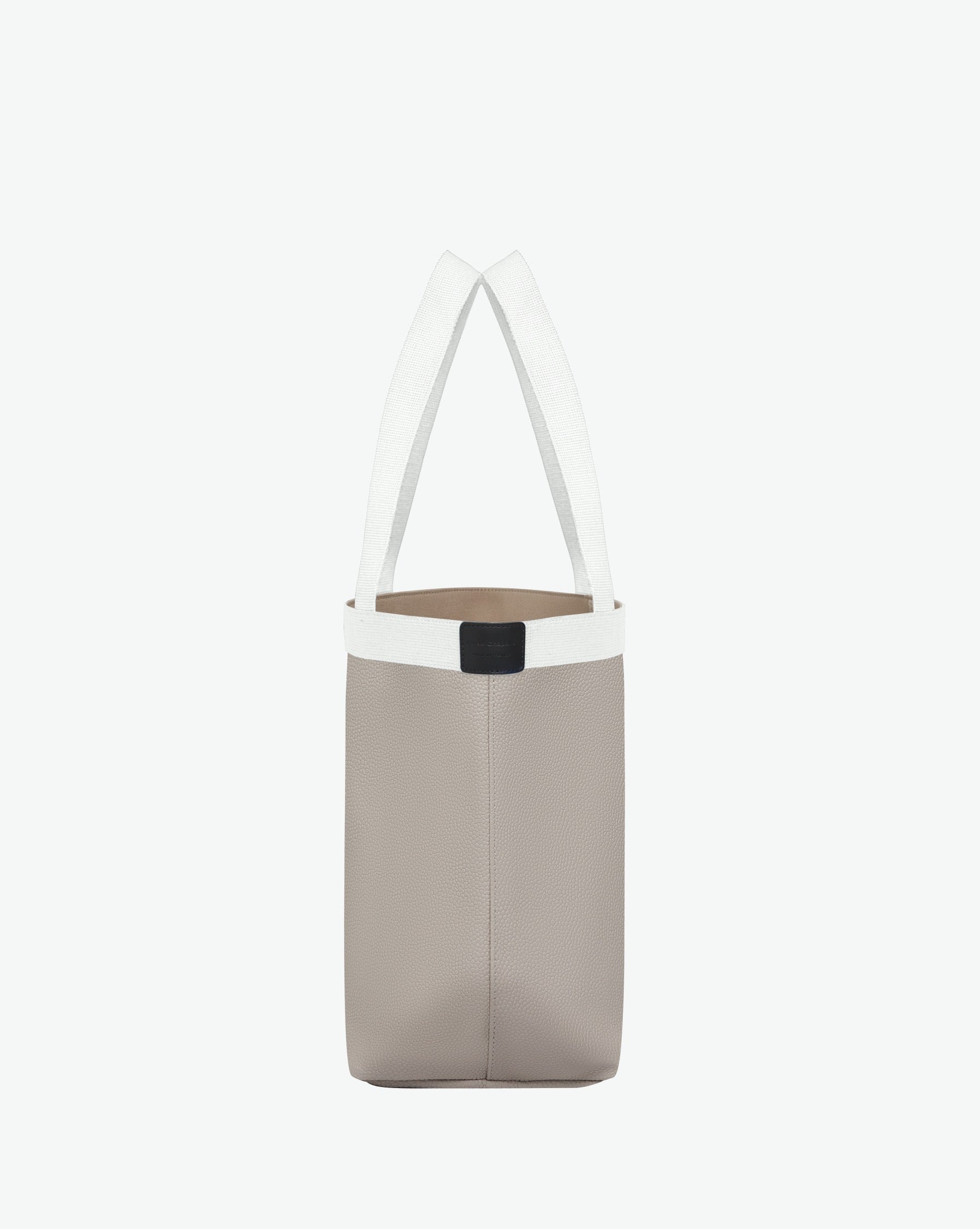 Sac à main en toile enduite grainée en taille L, au fond rectangulaire et aux poignées longues de couleur à l'aspect coton, ainsi qu'à la poche intérieure avec bouton pression.