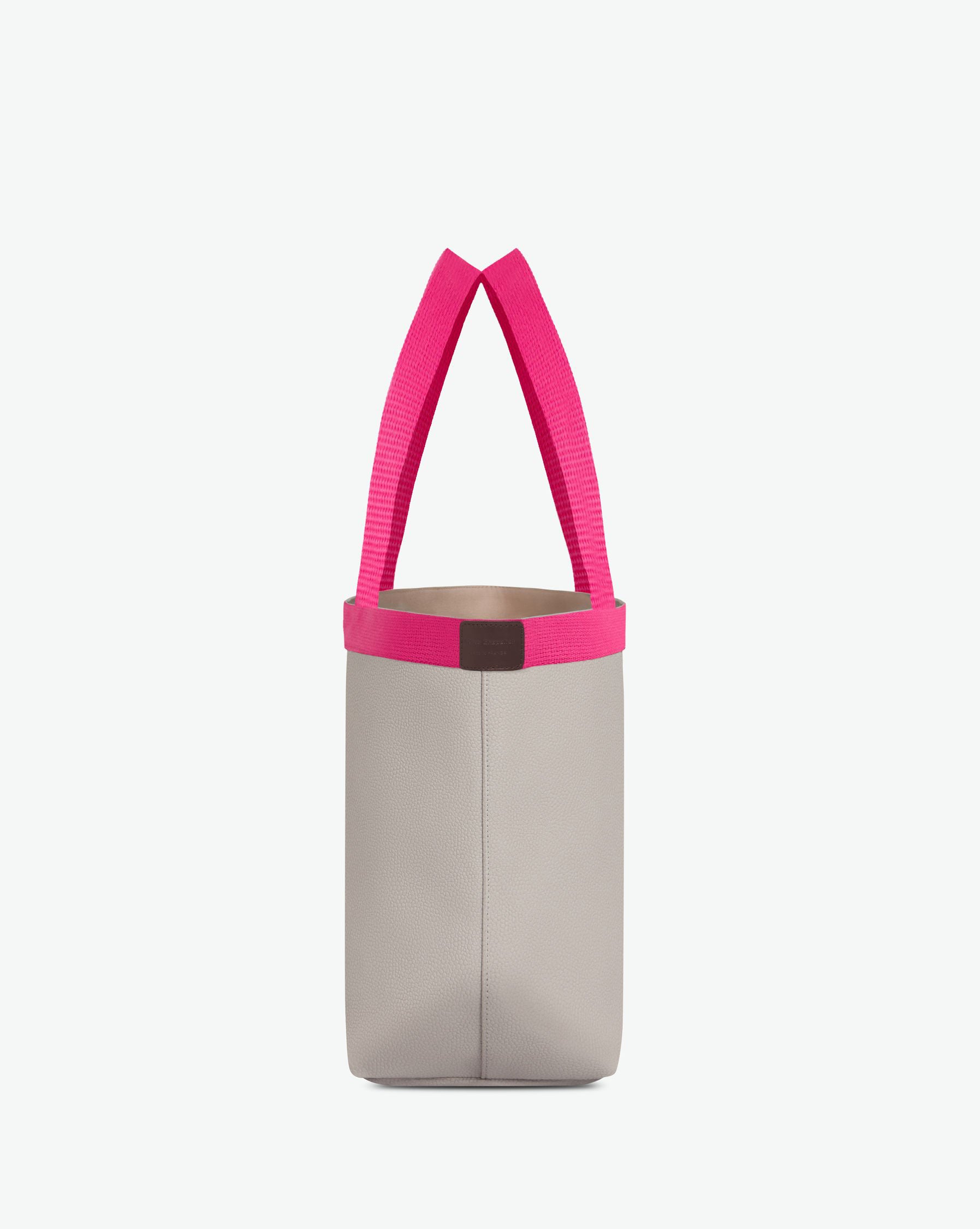 Sac à main en toile enduite grainée en taille L, au fond rectangulaire et aux poignées longues de couleur à l'aspect coton, ainsi qu'à la poche intérieure avec bouton pression.