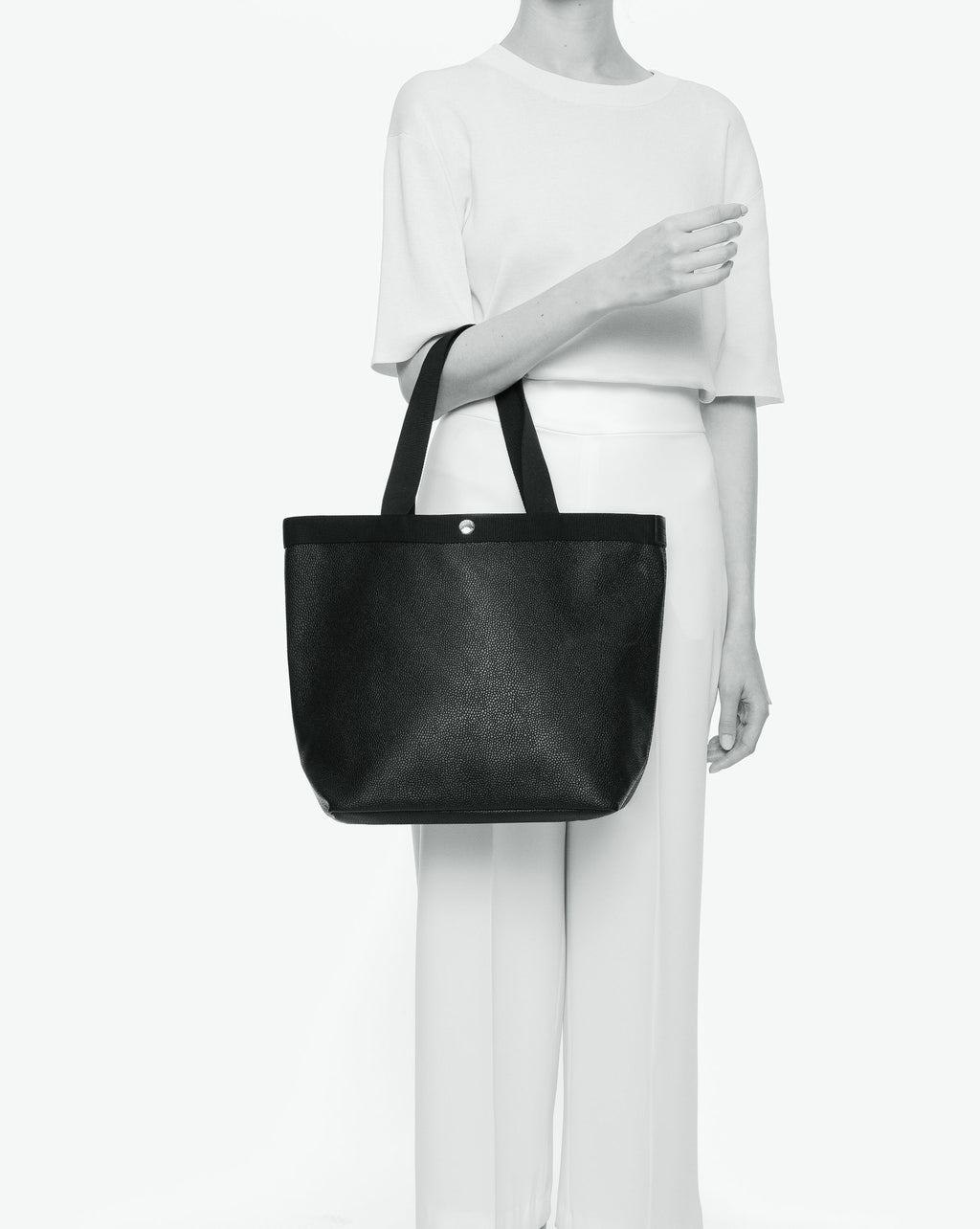 Sac à main en toile enduite grainée en taille L, au fond rectangulaire et aux poignées longues de couleur à l'aspect coton, ainsi qu'à la poche intérieure avec bouton pression.