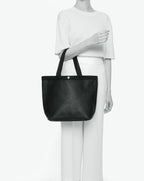 Sac à main en toile enduite grainée en taille L, au fond rectangulaire et aux poignées longues de couleur à l'aspect coton, ainsi qu'à la poche intérieure avec bouton pression.
