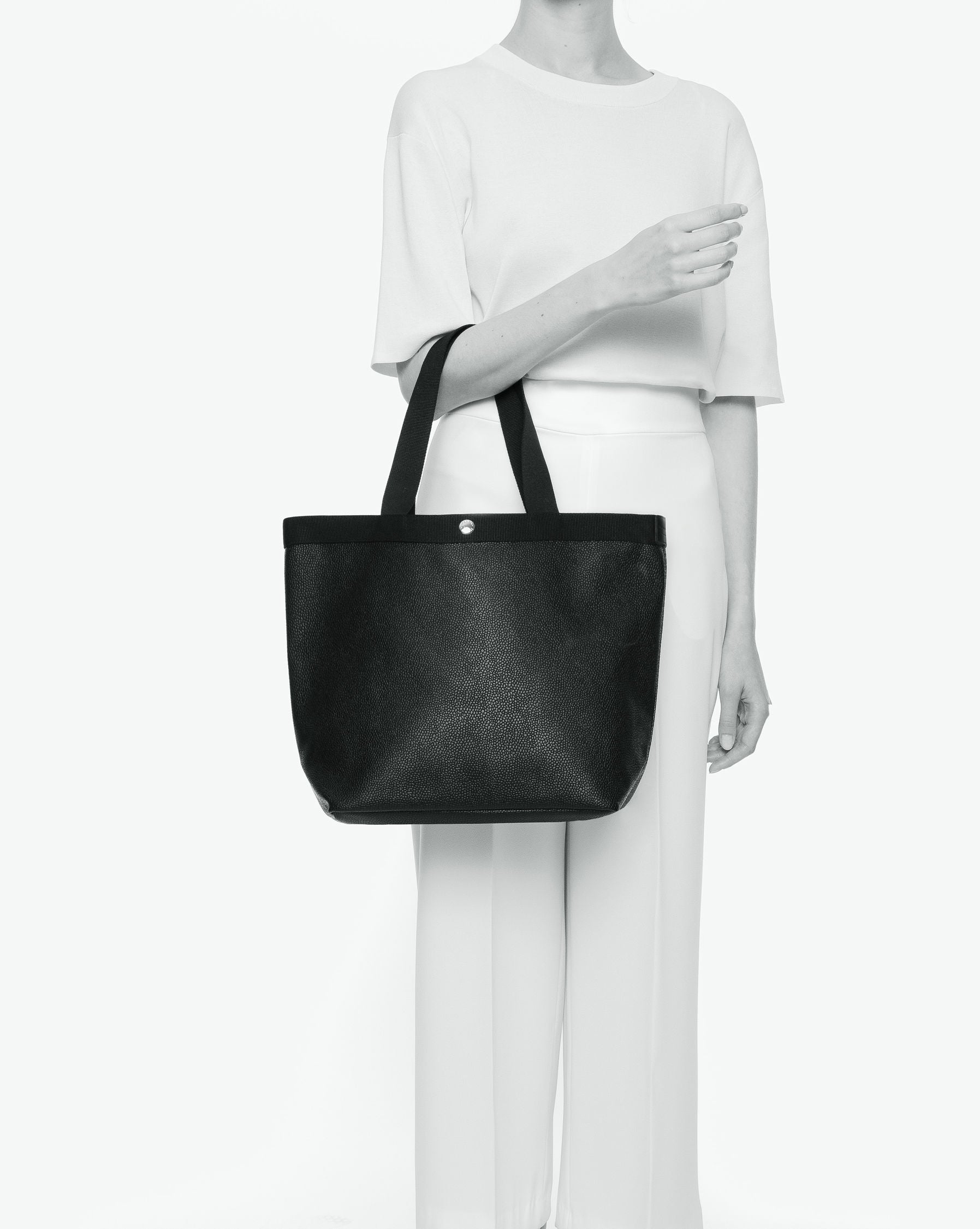 Sac à main en toile enduite grainée en taille L, au fond rectangulaire et aux poignées longues de couleur à l'aspect coton, ainsi qu'à la poche intérieure avec bouton pression.