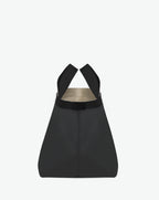 Sac à main en toile enduite grainée en taille L, au fond carré et aux poignées longues de couleur à l'aspect coton, ainsi qu'à la poche intérieure avec bouton pression.