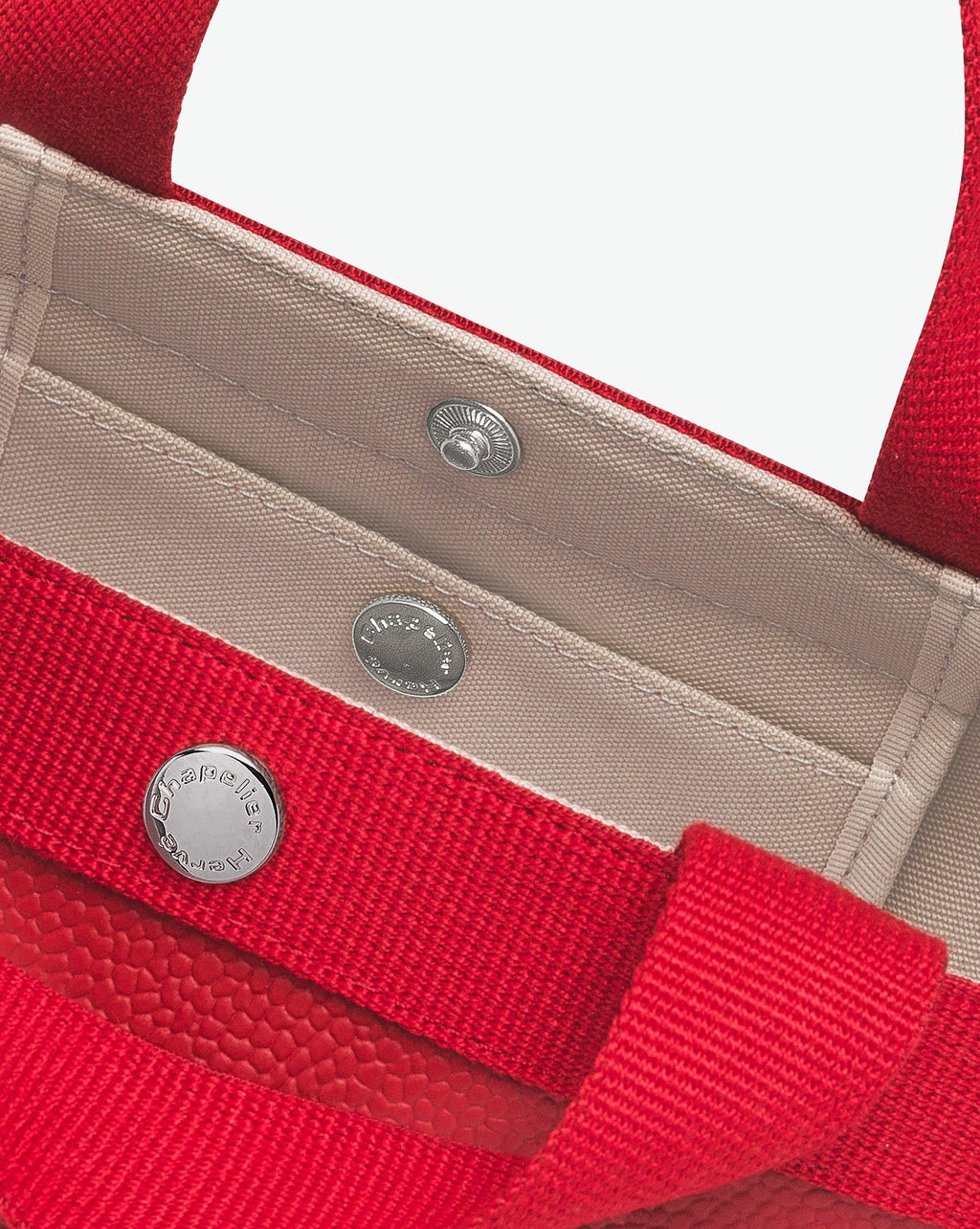 Sac à main en toile enduite grainée en taille L, au fond carré et aux poignées longues de couleur à l'aspect coton, ainsi qu'à la poche intérieure avec bouton pression.