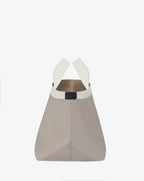 Sac à main en toile enduite grainée en taille L, au fond carré et aux poignées longues de couleur à l'aspect coton, ainsi qu'à la poche intérieure avec bouton pression.