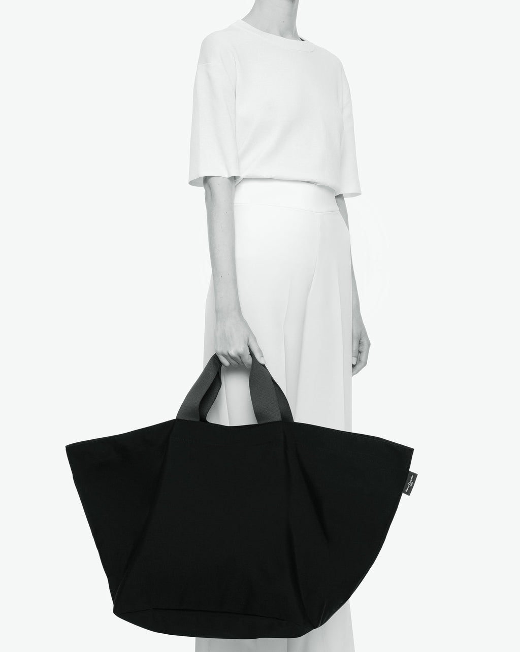 Packshot of a 848C travel bag square bottom with short polycotton handles and a zipper and an inside pocket. This extra-large bag is made of solid polyamide. Sac cabas a poignees courtes en polyamide uni format XL