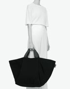 Packshot of a 848C travel bag square bottom with short polycotton handles and a zipper and an inside pocket. This extra-large bag is made of solid polyamide. Sac cabas a poignees courtes en polyamide uni format XL