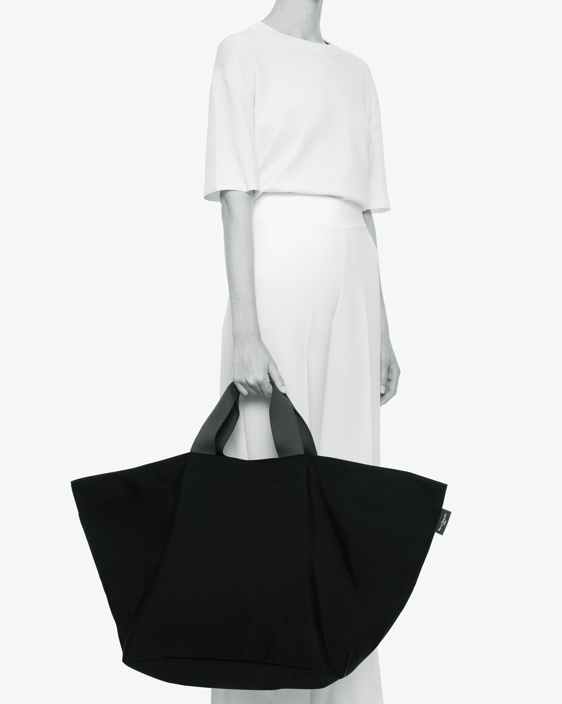 Packshot of a 848C travel bag square bottom with short polycotton handles and a zipper and an inside pocket. This extra-large bag is made of solid polyamide. Sac cabas a poignees courtes en polyamide uni format XL