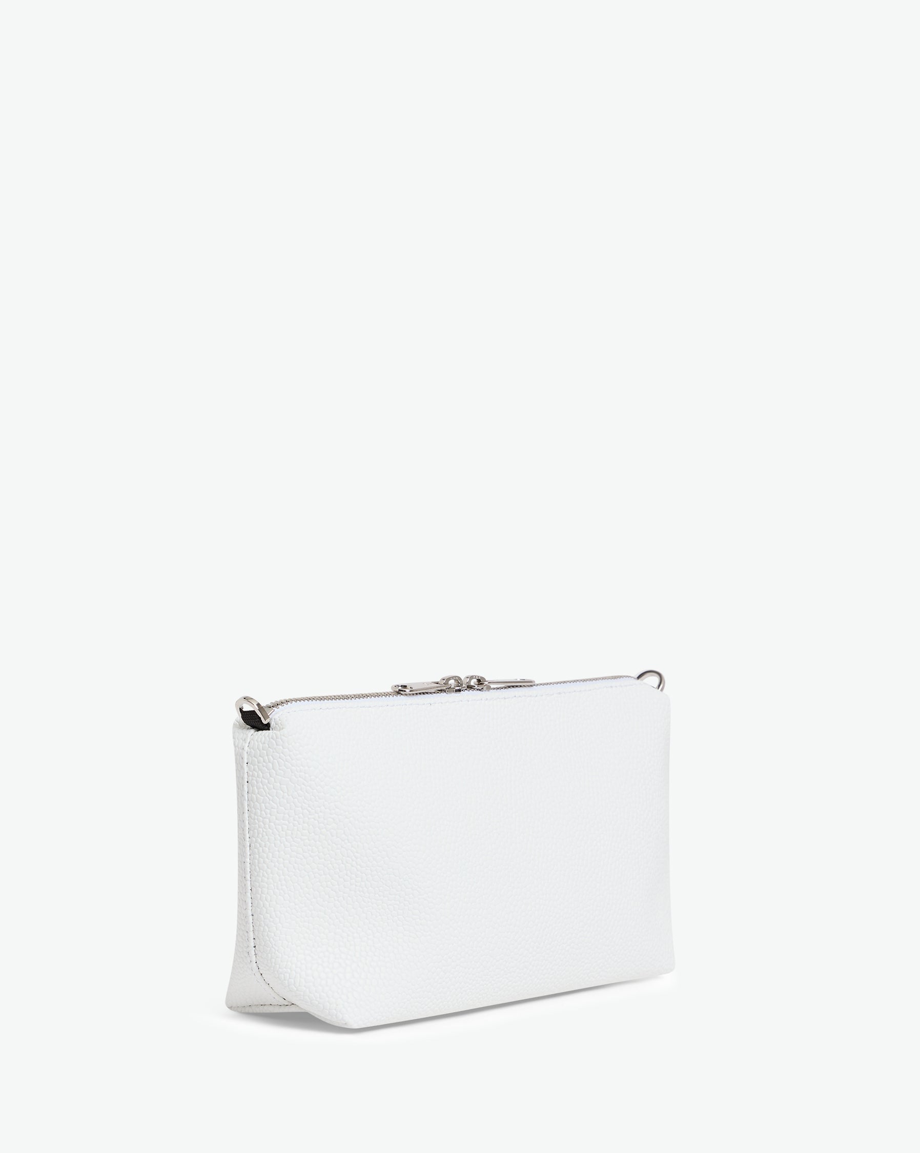 Packshot of a 8784G clutch bag pouch rectangular with a zipper and 2 rings in a small size. The tote is made of pebbled grain coated canvas. Sac pochette rectangulaire toile enduite dans une taille S