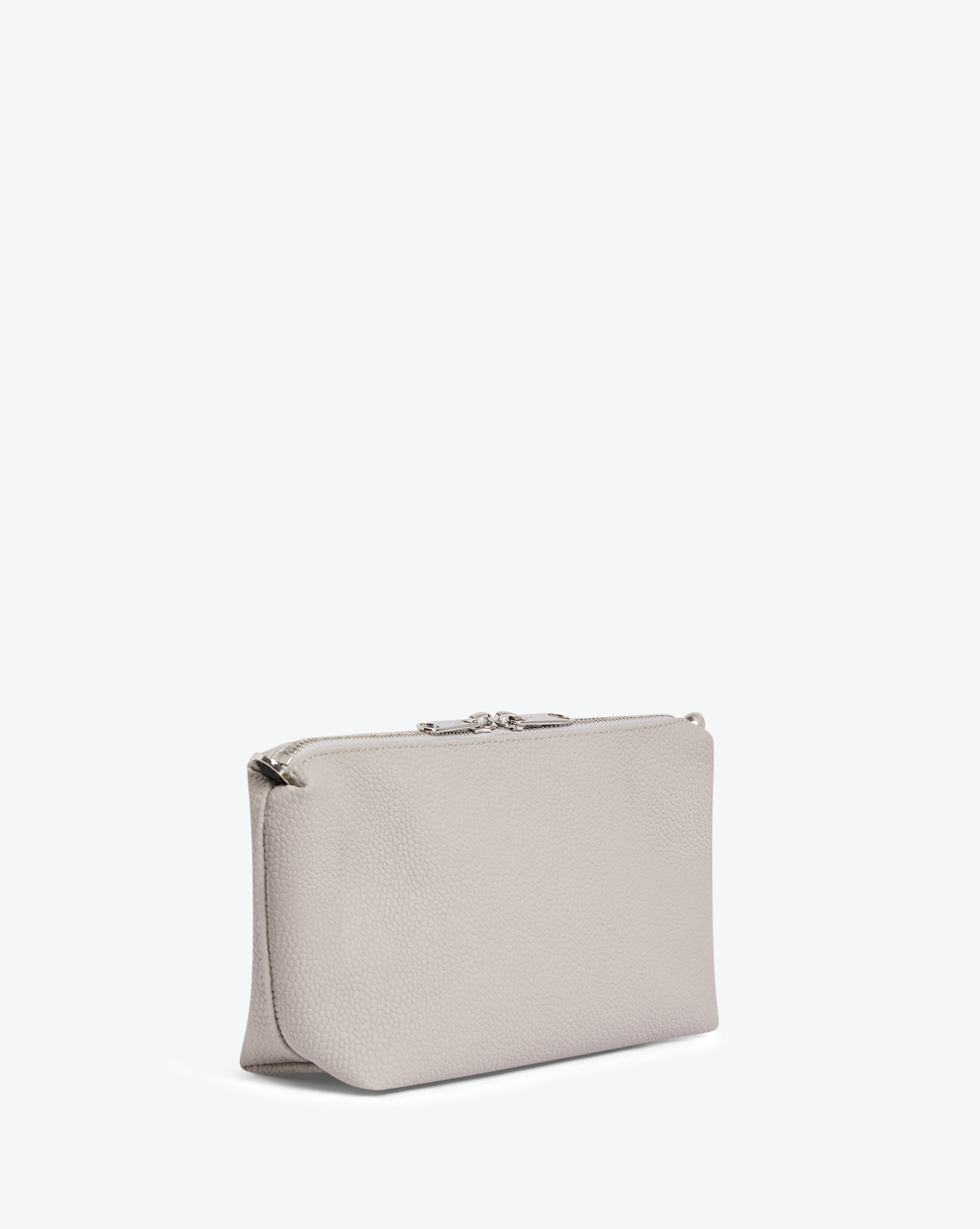 Packshot of a 8784G clutch bag pouch rectangular with a zipper and 2 rings in a small size. The tote is made of pebbled grain coated canvas. Sac pochette rectangulaire toile enduite dans une taille S