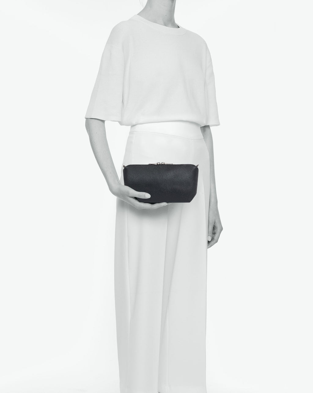 Packshot of a 8784G clutch bag pouch rectangular with a zipper and 2 rings in a small size. The tote is made of pebbled grain coated canvas. Sac pochette rectangulaire toile enduite dans une taille S