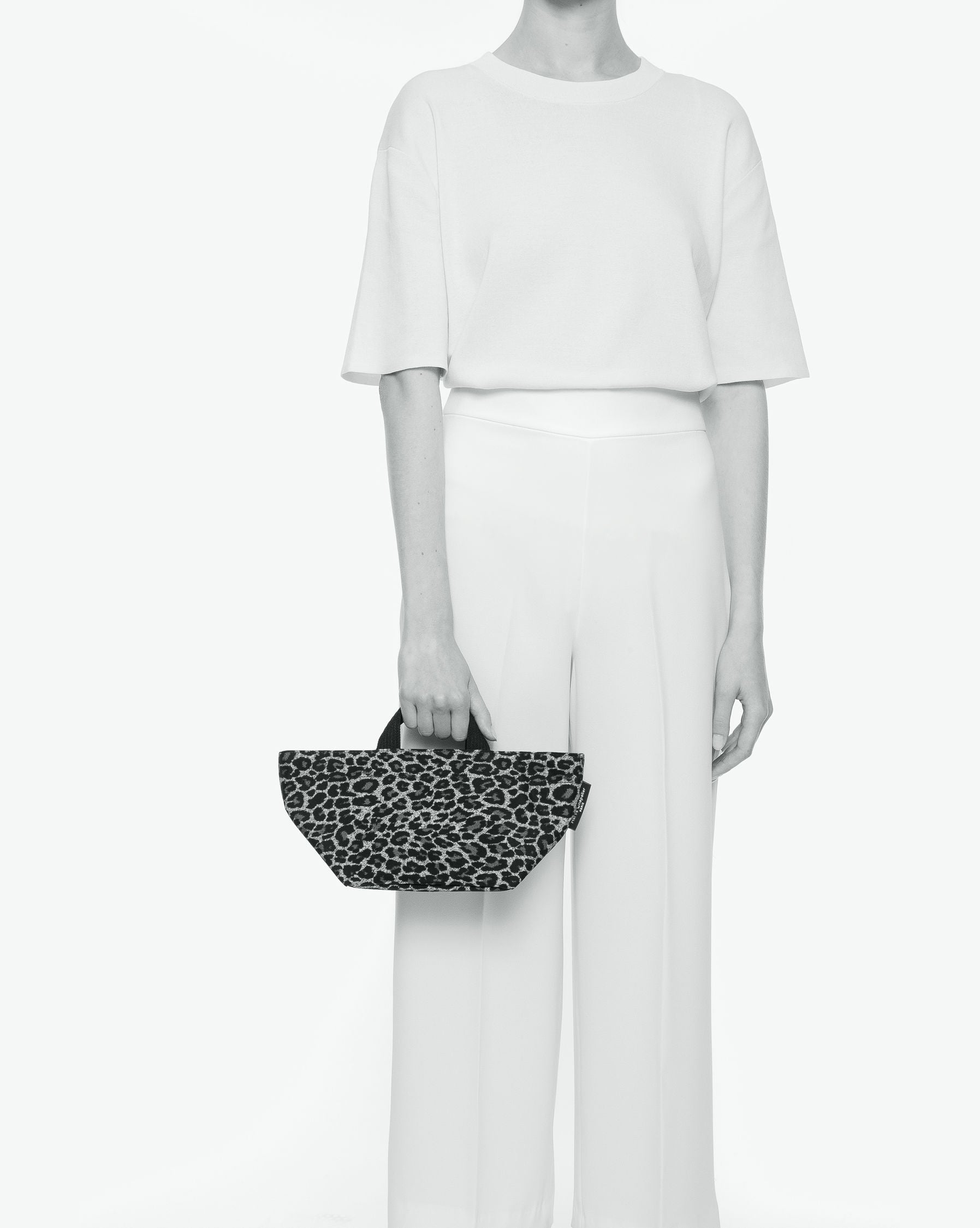 Packshot of a 901F tote bag with short polyprop handles and a zipper. The bag is made of nylon in a fancy print in a small size. Sac cabas a poignees courtes en nylon imprime dans un format S