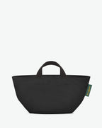 Sac à main cabas de couleur en nylon bicolore, à fond carré et dans un format S. Présence d'un double zip, de poignées courtes noires en polypropylène, et d'une étiquette de marque verte.