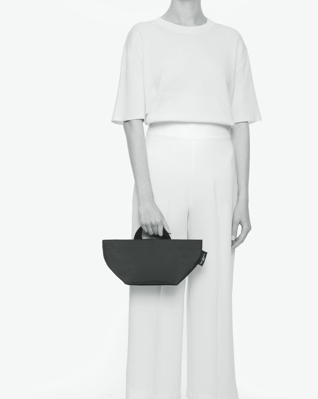 Sac à main cabas de couleur en nylon bicolore, à fond carré et dans un format S. Présence d'un double zip, de poignées courtes noires en polypropylène, et d'une étiquette de marque verte.