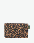 Packshot of a 902F rectangular flat pouch with a brand label sewn on right side. The pouch is made of printed nylon in an extra-small size. Pochette plate en nylon imprime fantaisie dans une taille XS