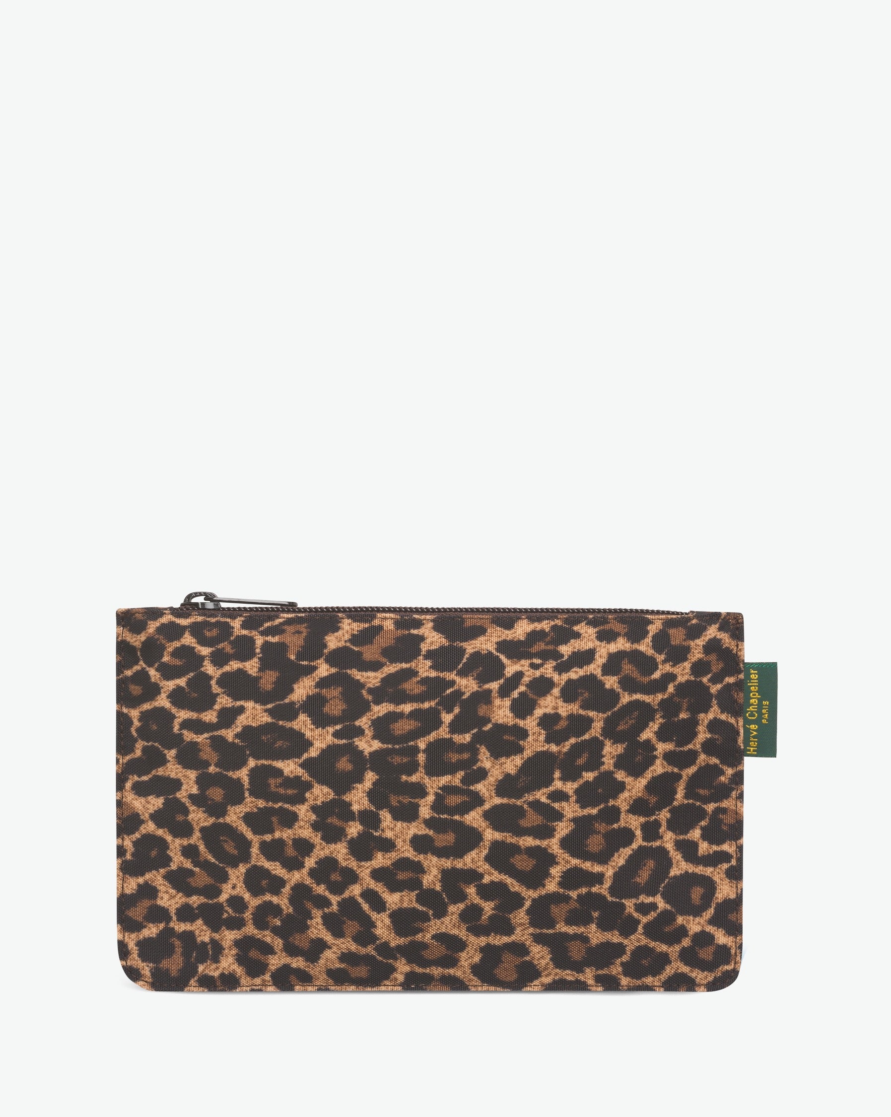 Packshot of a 902F rectangular flat pouch with a brand label sewn on right side. The pouch is made of printed nylon in an extra-small size. Pochette plate en nylon imprime fantaisie dans une taille XS