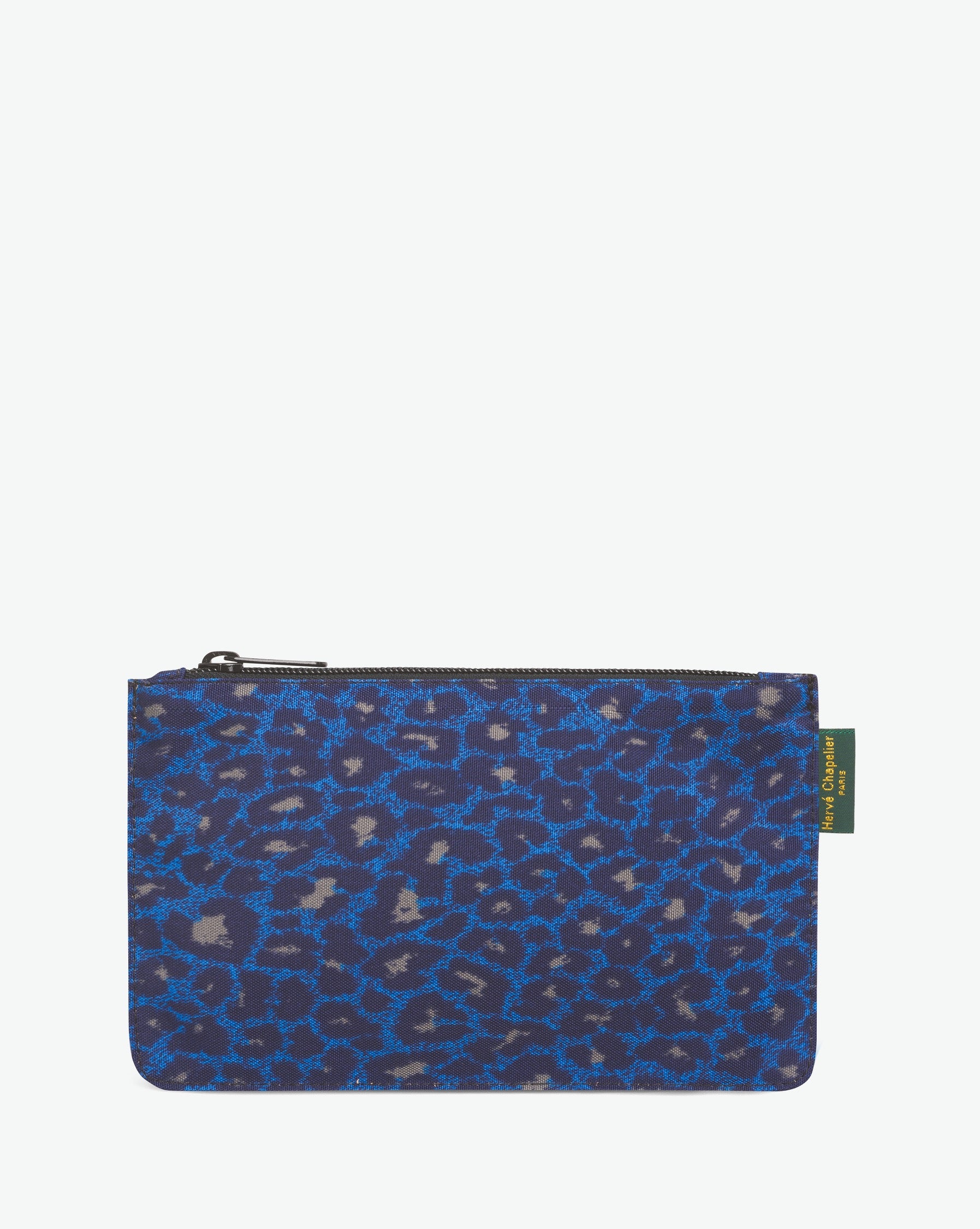 Packshot of a 902F rectangular flat pouch with a brand label sewn on right side. The pouch is made of printed nylon in an extra-small size. Pochette plate en nylon imprime fantaisie dans une taille XS