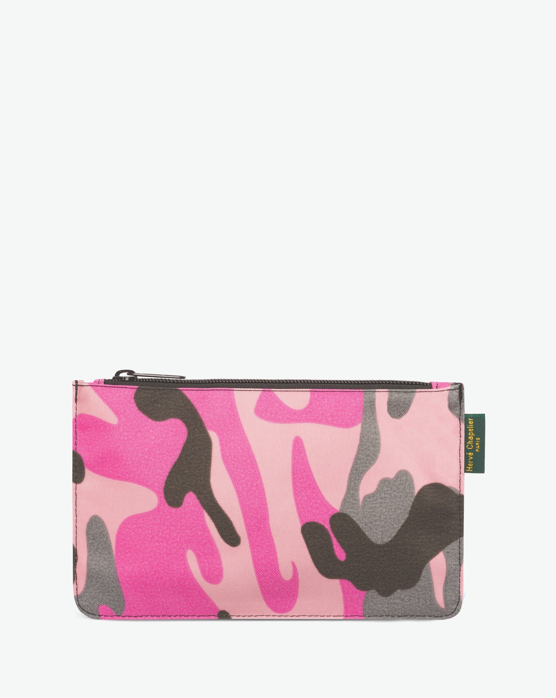 Packshot of a 902F rectangular flat pouch with a brand label sewn on right side. The pouch is made of printed nylon in an extra-small size. Pochette plate en nylon imprime fantaisie dans une taille XS