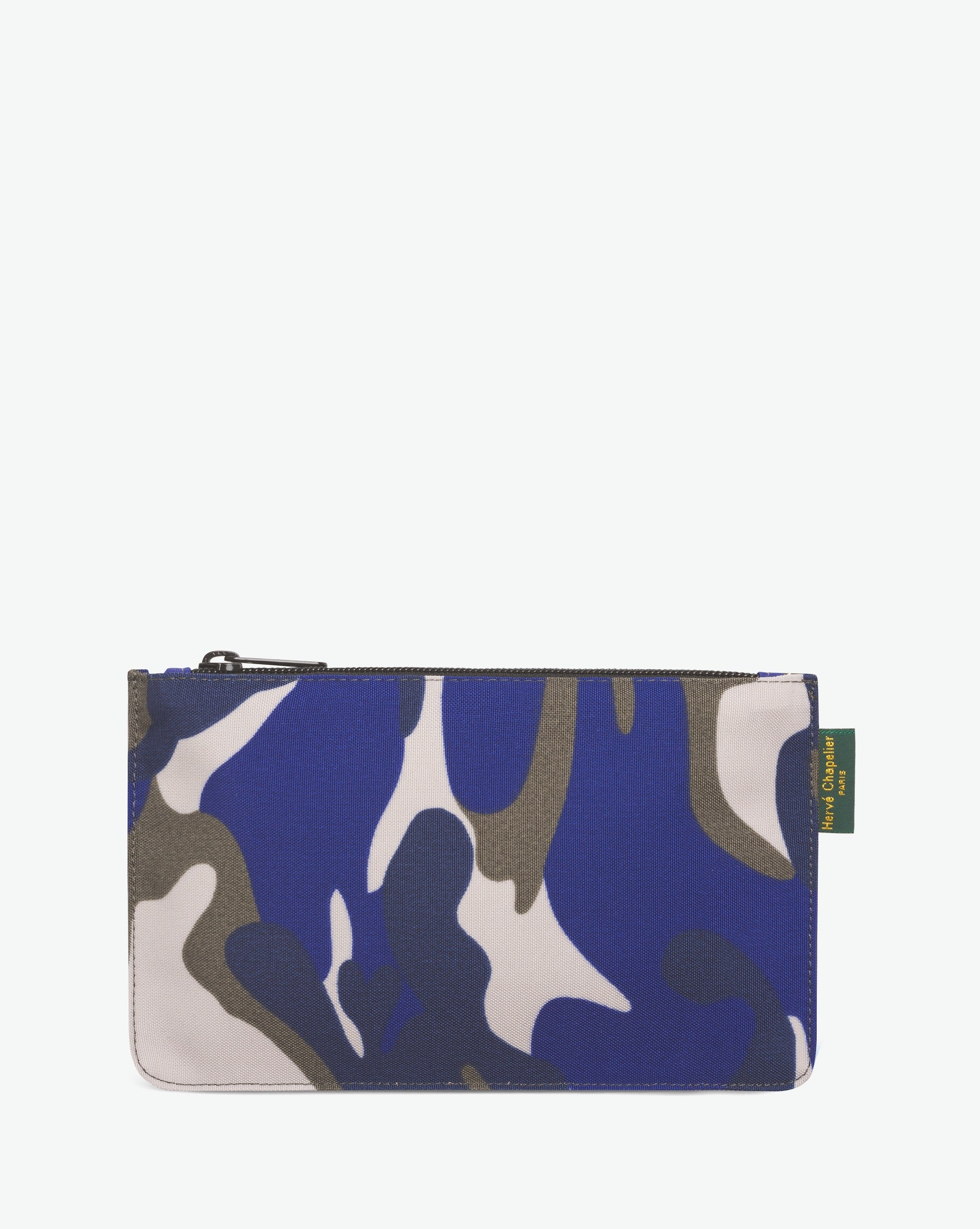 Packshot of a 902F rectangular flat pouch with a brand label sewn on right side. The pouch is made of printed nylon in an extra-small size. Pochette plate en nylon imprime fantaisie dans une taille XS