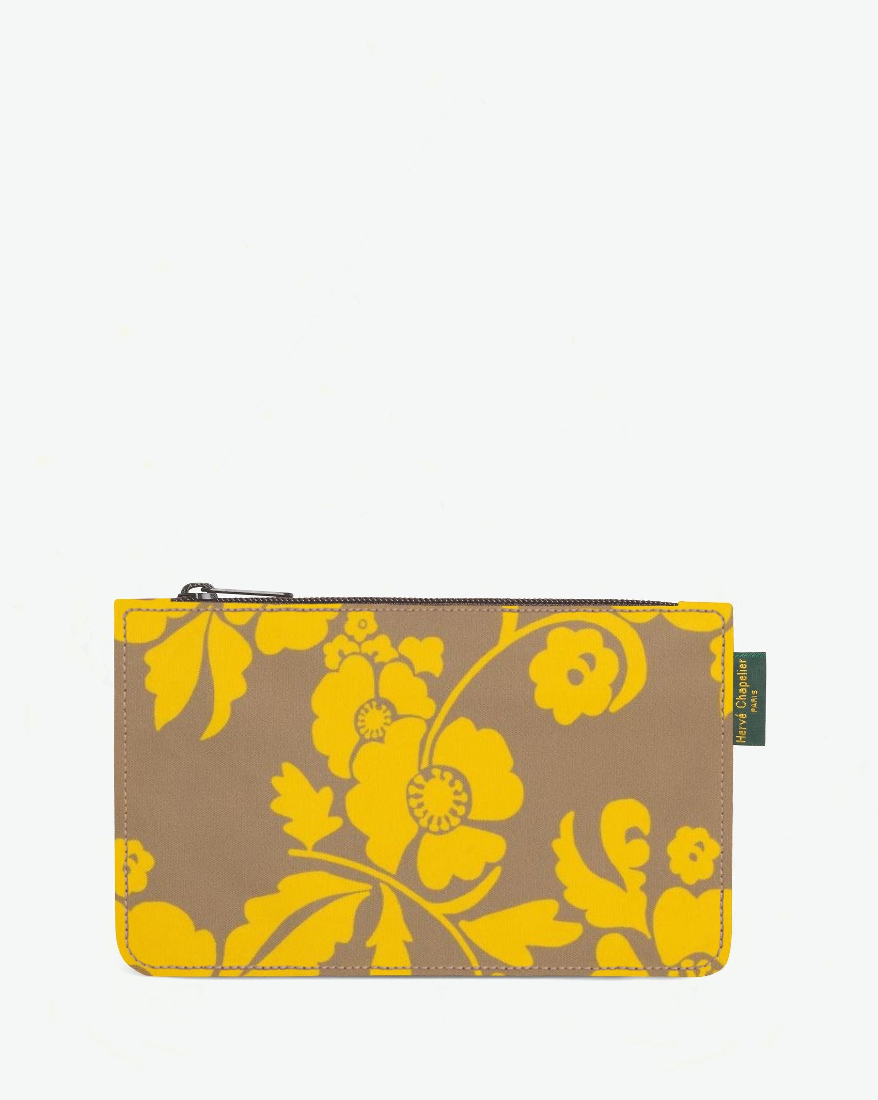 Packshot of a 902F rectangular flat pouch with a brand label sewn on right side. The pouch is made of printed nylon in an extra-small size. Pochette plate en nylon imprime fantaisie dans une taille XS