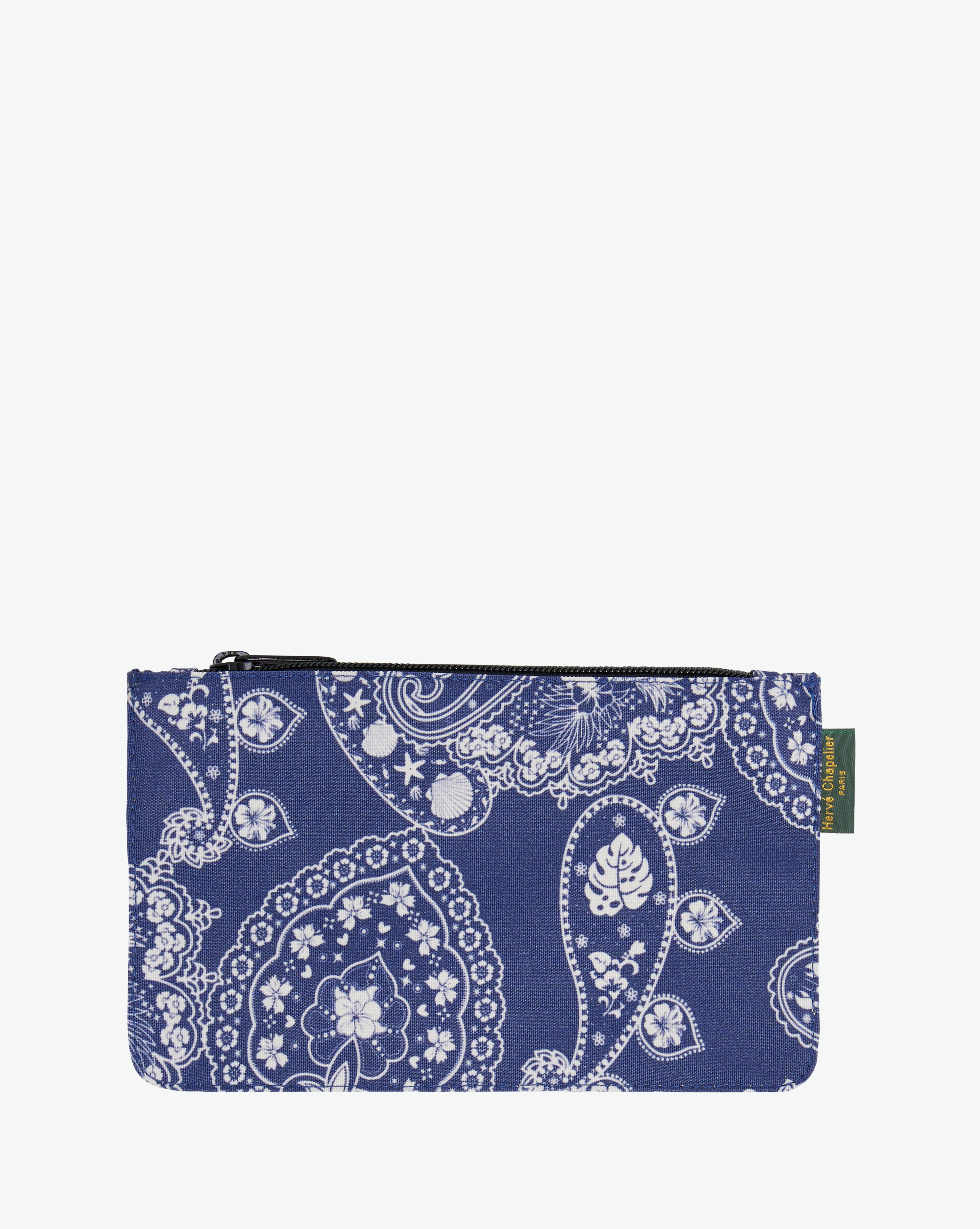 Packshot of a 902F rectangular flat pouch with a brand label sewn on right side. The pouch is made of printed nylon in an extra-small size. Pochette plate en nylon imprime fantaisie dans une taille XS