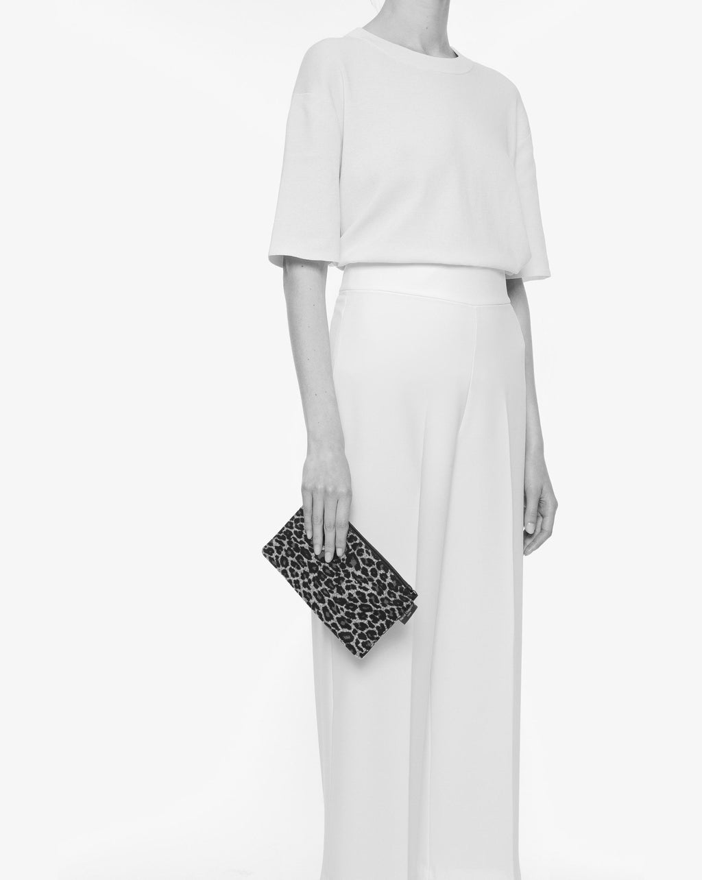 Packshot of a 902F rectangular flat pouch with a brand label sewn on right side. The pouch is made of printed nylon in an extra-small size. Pochette plate en nylon imprime fantaisie dans une taille XS