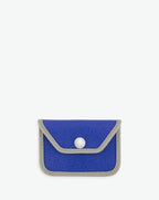 Packshot of a 905GL card holder accessory with a snap button and one inside pocket. The card holder is made of coated canvas and leather edges. Porte-cartes en toile enduite et bords en cuir dans une taille XS.