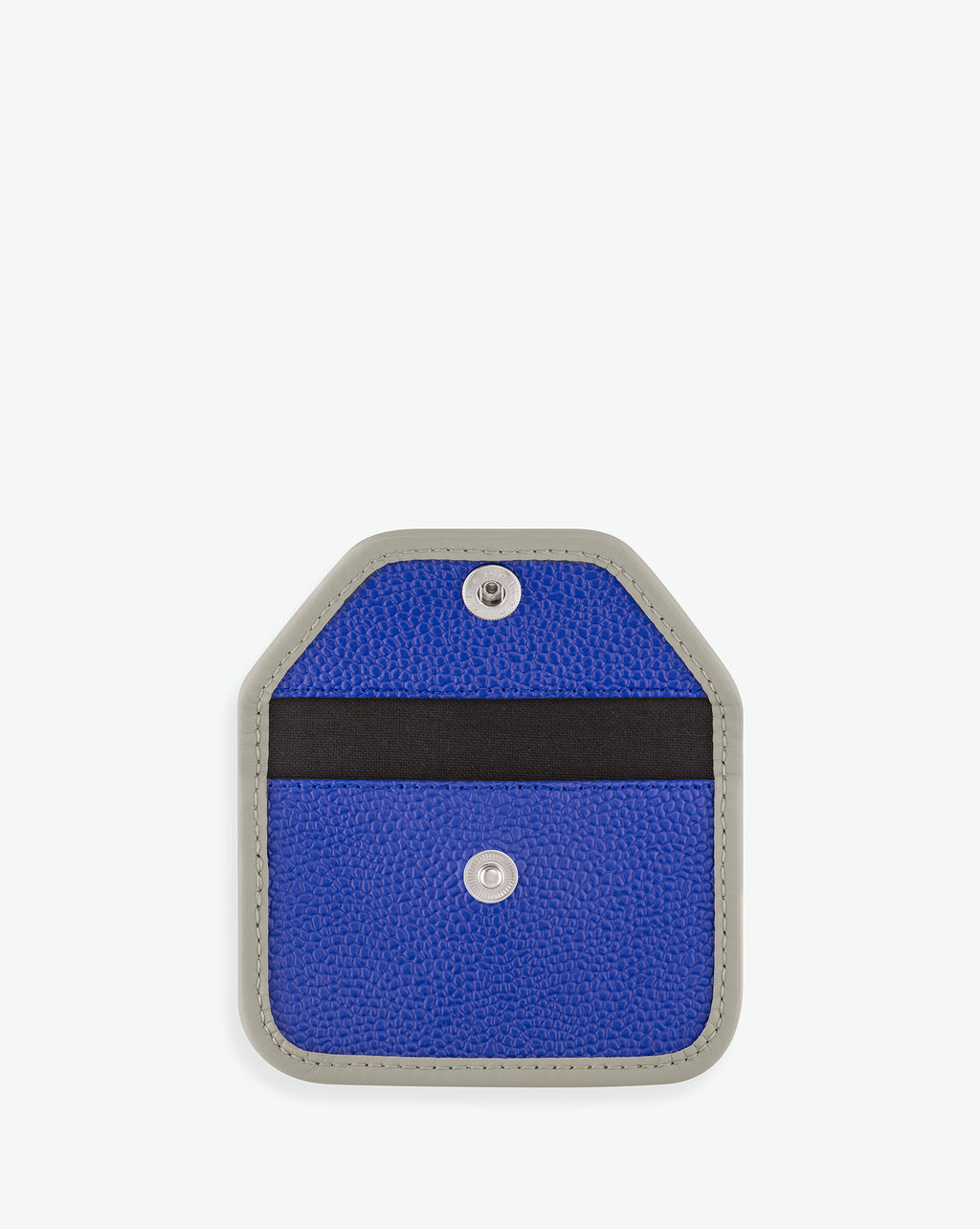 Packshot of a 905GL card holder accessory with a snap button and one inside pocket. The card holder is made of coated canvas and leather edges. Porte-cartes en toile enduite et bords en cuir dans une taille XS.