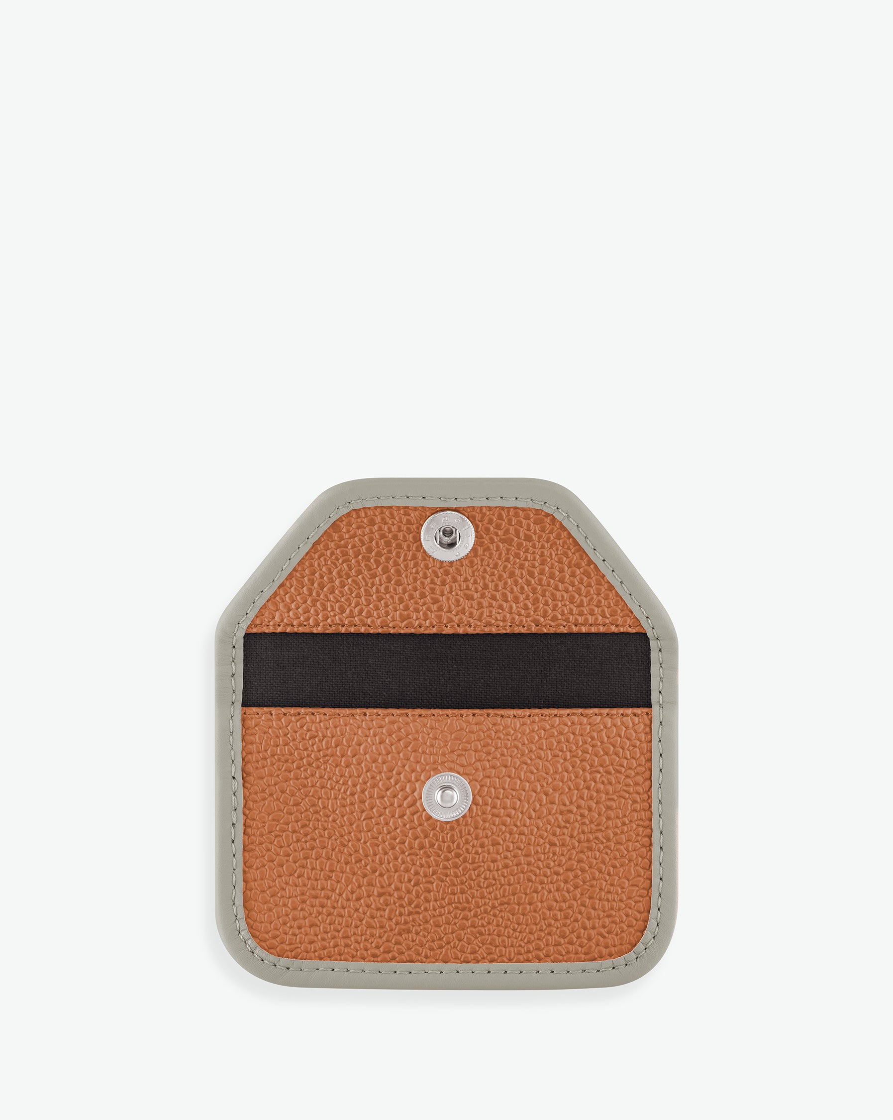 Packshot of a 905GL card holder accessory with a snap button and one inside pocket. The card holder is made of coated canvas and leather edges. Porte-cartes en toile enduite et bords en cuir dans une taille XS.