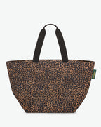 Packshot of a 913F shopping bag with long polyprop handles and a zipper and an inside pocket. The bag is made of printed nylon in a extra-large size. Sac cabas a poignees longues en nylon imprime dans un formatX L