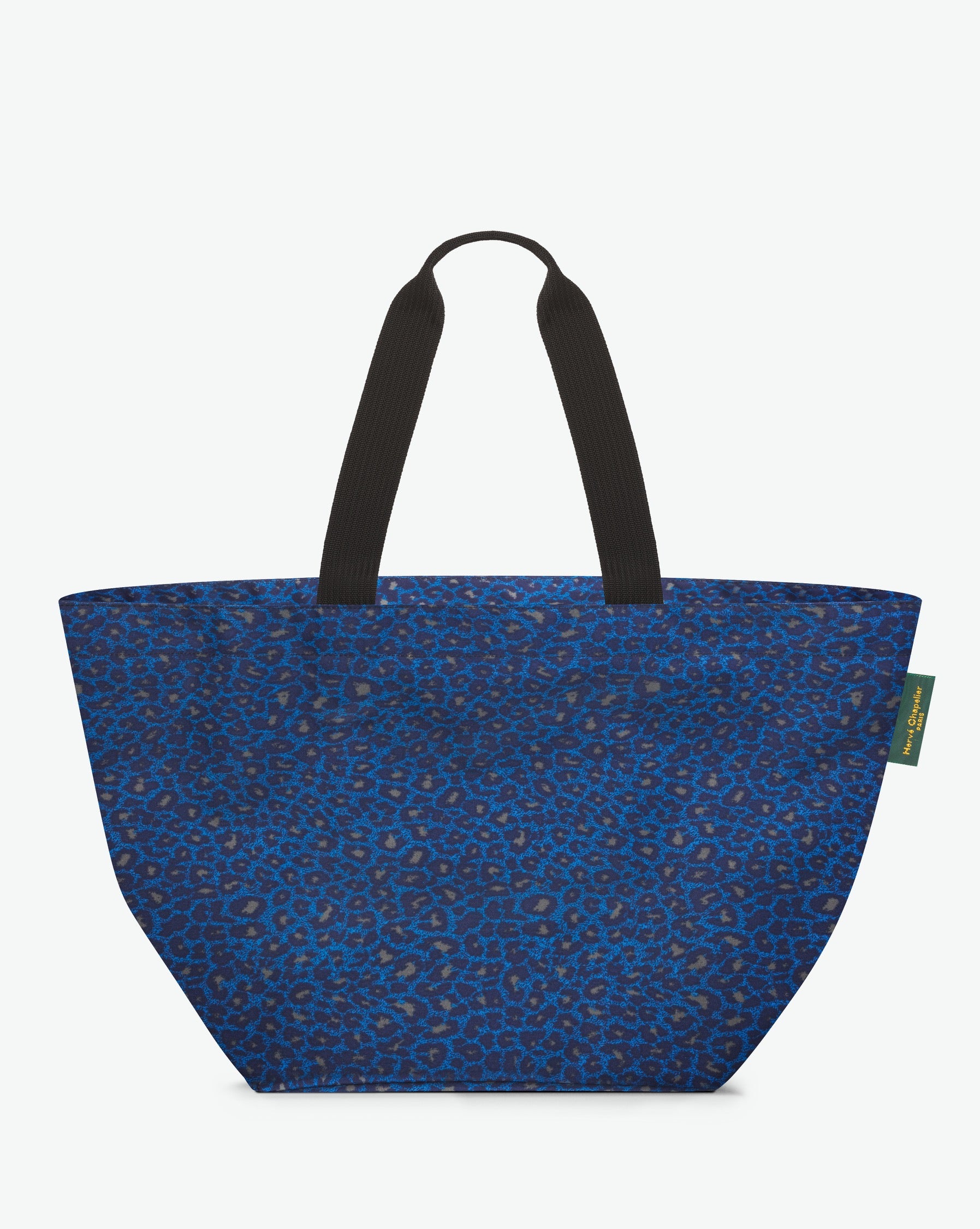 Packshot of a 913F shopping bag with long polyprop handles and a zipper and an inside pocket. The bag is made of printed nylon in a extra-large size. Sac cabas a poignees longues en nylon imprime dans un formatX L