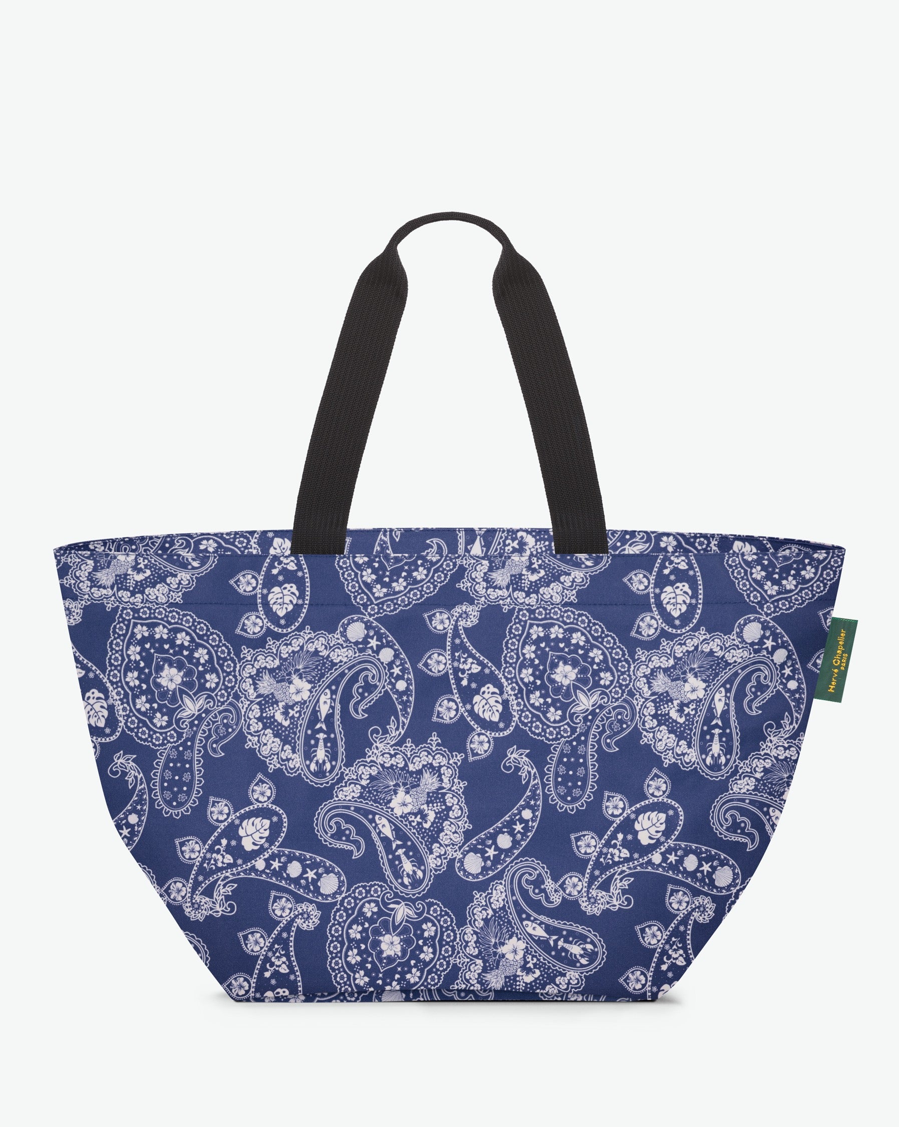 Packshot of a 913F shopping bag with long polyprop handles and a zipper and an inside pocket. The bag is made of printed nylon in a extra-large size. Sac cabas a poignees longues en nylon imprime dans un formatX L
